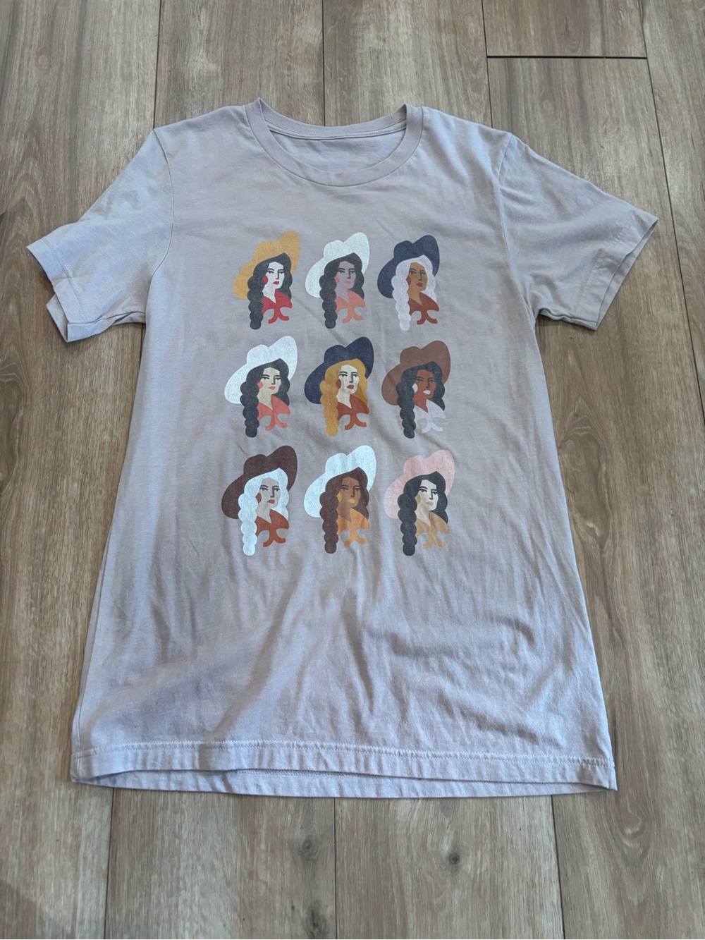 Graphic Tee with Multicolor Portraits - Light Lavender